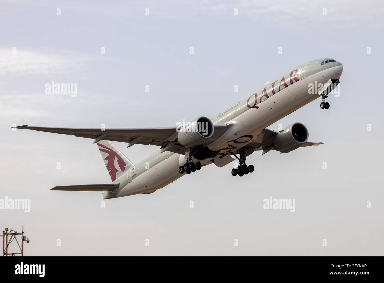 Qatar Airways Boeing 777-3DZ-ER (REG: A7-BEF) partant de la piste 13 pour revenir à Doha. Banque D'Images