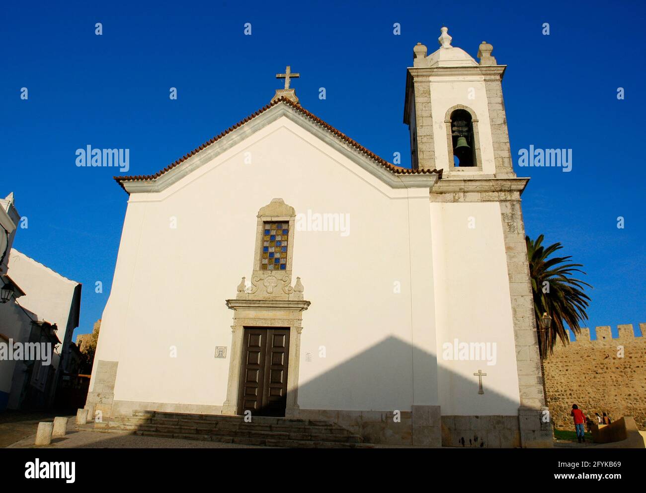 Portugal, Sines. Église mère de Sao Salvador. Extérieur. Reconstruit au XVIIIe siècle à partir de l'église médiévale existante. Vasco da Gama a été nommé membre de l'ordre de Santiago dans cette église. Quartier de Setubal. Banque D'Images