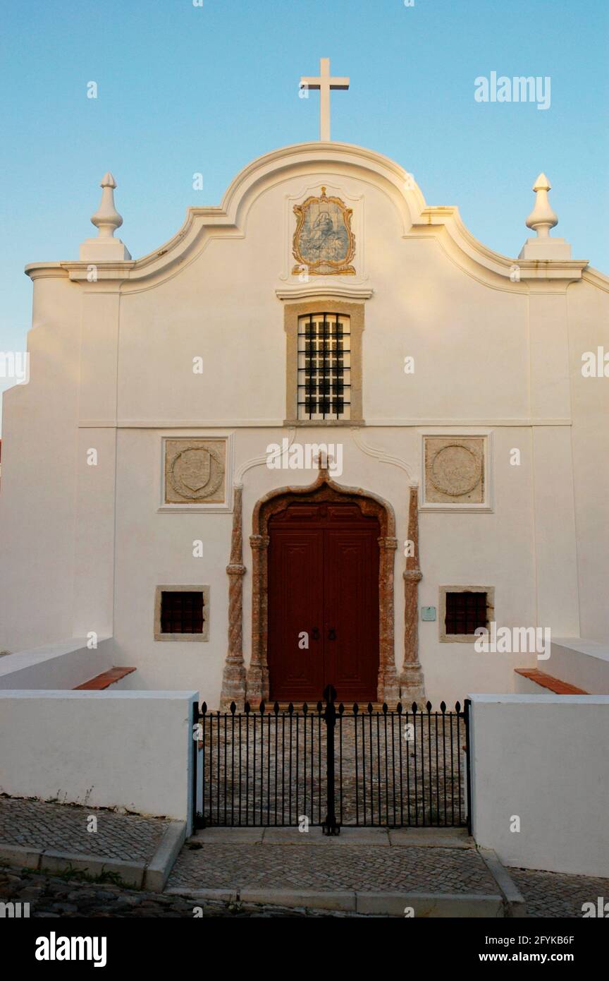 Portugal, Sines. Église de Nossa Senhora das Salas. La chapelle a été construite à l'initiative de Vasco da Gama, à côté de l'endroit où il y avait un ermitage commémorant le salut de la princesse Fatassa. Le temple original date du XVe siècle, bien qu'il ait été modifié au XVIe siècle. Vue générale de la façade principale. Quartier de Setúbal. Banque D'Images