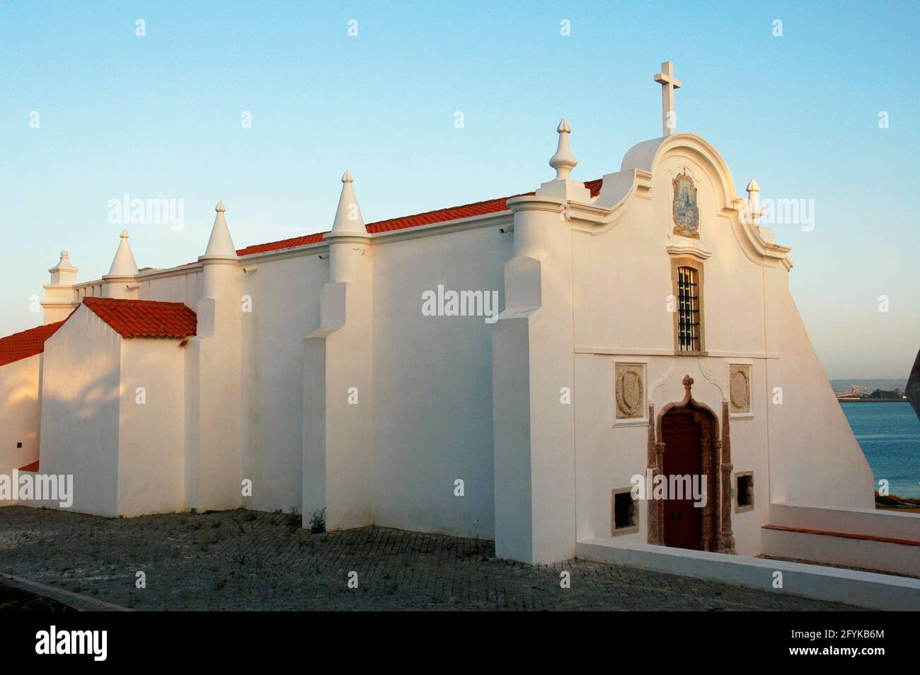 Portugal, Sines. Église de Nossa Senhora das Salas. La chapelle a été construite à l'initiative de Vasco da Gama, à côté de l'endroit où il y avait un ermitage commémorant le salut de la princesse Fatassa. Le temple original date du XVe siècle, bien qu'il ait été modifié au XVIe siècle. Vue générale à l'extérieur. Quartier de Setúbal. Banque D'Images
