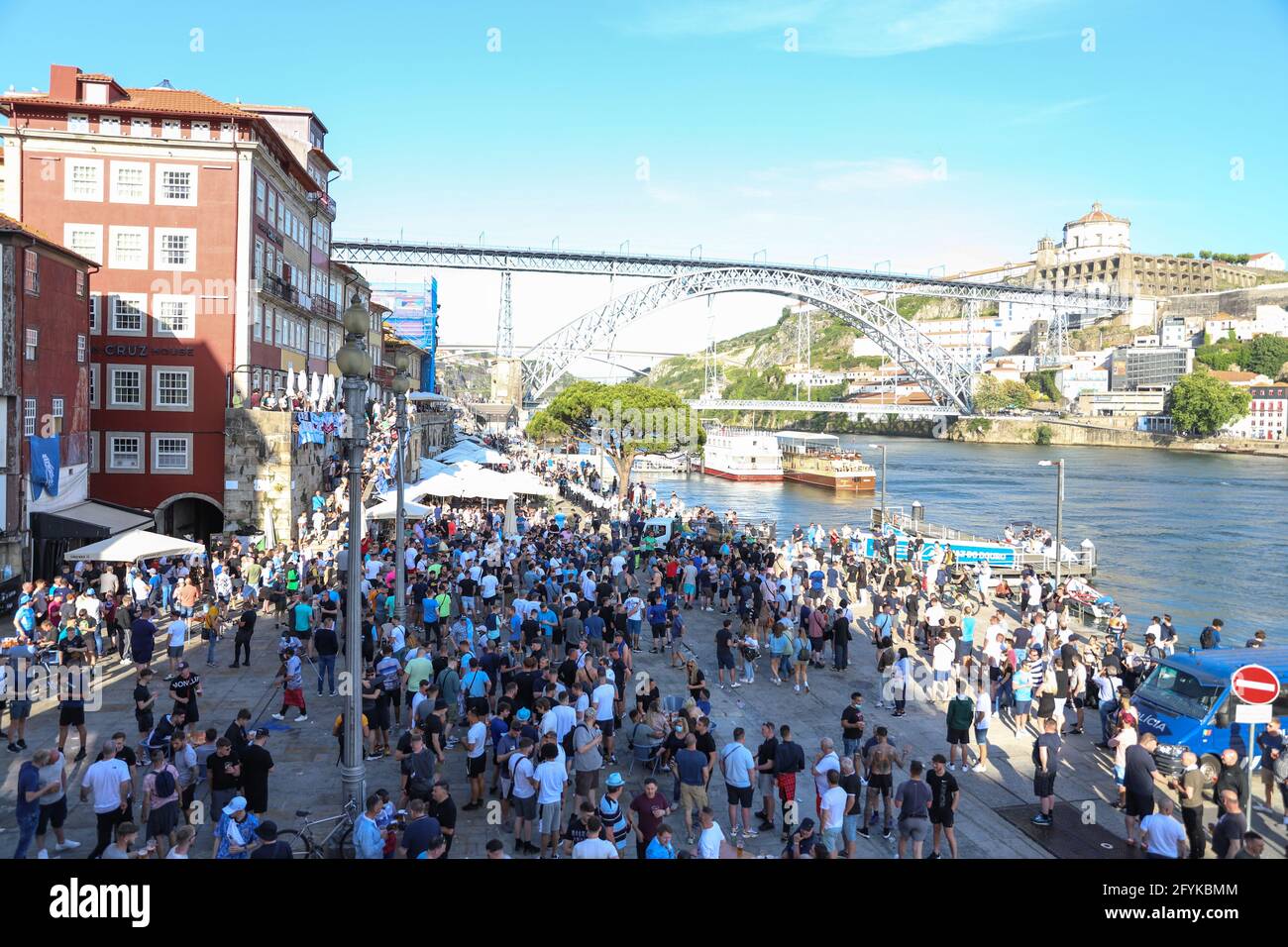 Les fans anglais de Chelsea et de Manchester City boivent de la bière dans la ville hôte de Porto avant la finale de la Ligue des champions de l'UEFA entre Manchester City et Chelsea à l'Estadio do Dragao le 29 mai 2021 à Porto, Portugal. Banque D'Images