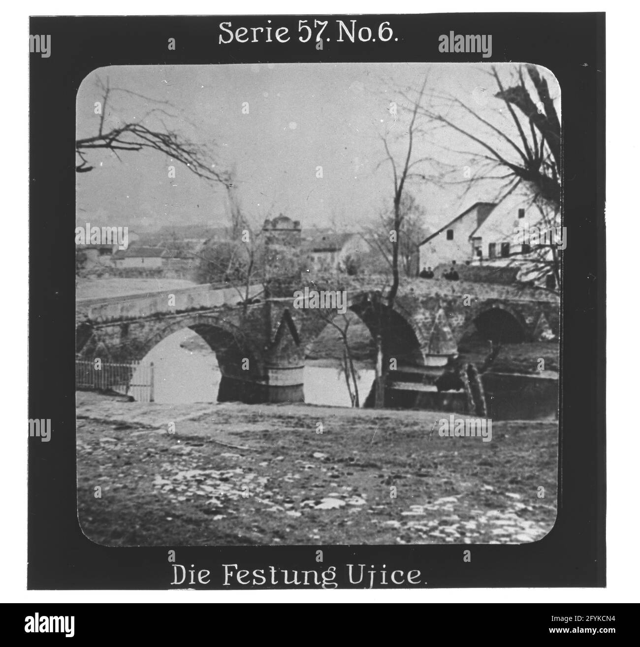 Projection für alle - Die Eroberung Serbiens. Série 57. Non 6. Die Festung Ujice. Ujice (Uzice) war von 1915 bis 1918 von österrreichisch-ungarischen Truppen besetzt. Die Stadt bemüht sich seit einigen Jahren, die mittelalterliche Festung zu restaurieren. Die Firma „projection für alle“ wurde 1905 von Max Skladanowsky (1861-1939) gegründet. Sie produzierte bis 1928 FAST 100 Serien zu je 24 Glasdias im format 8,3 x 8,3 cm im sog. Verfahren. Die Serien umfasten Städte, Länder, Landschaften, Märchen und Sagen, das Alte Testament U. den 1. Weltkrieg. Banque D'Images