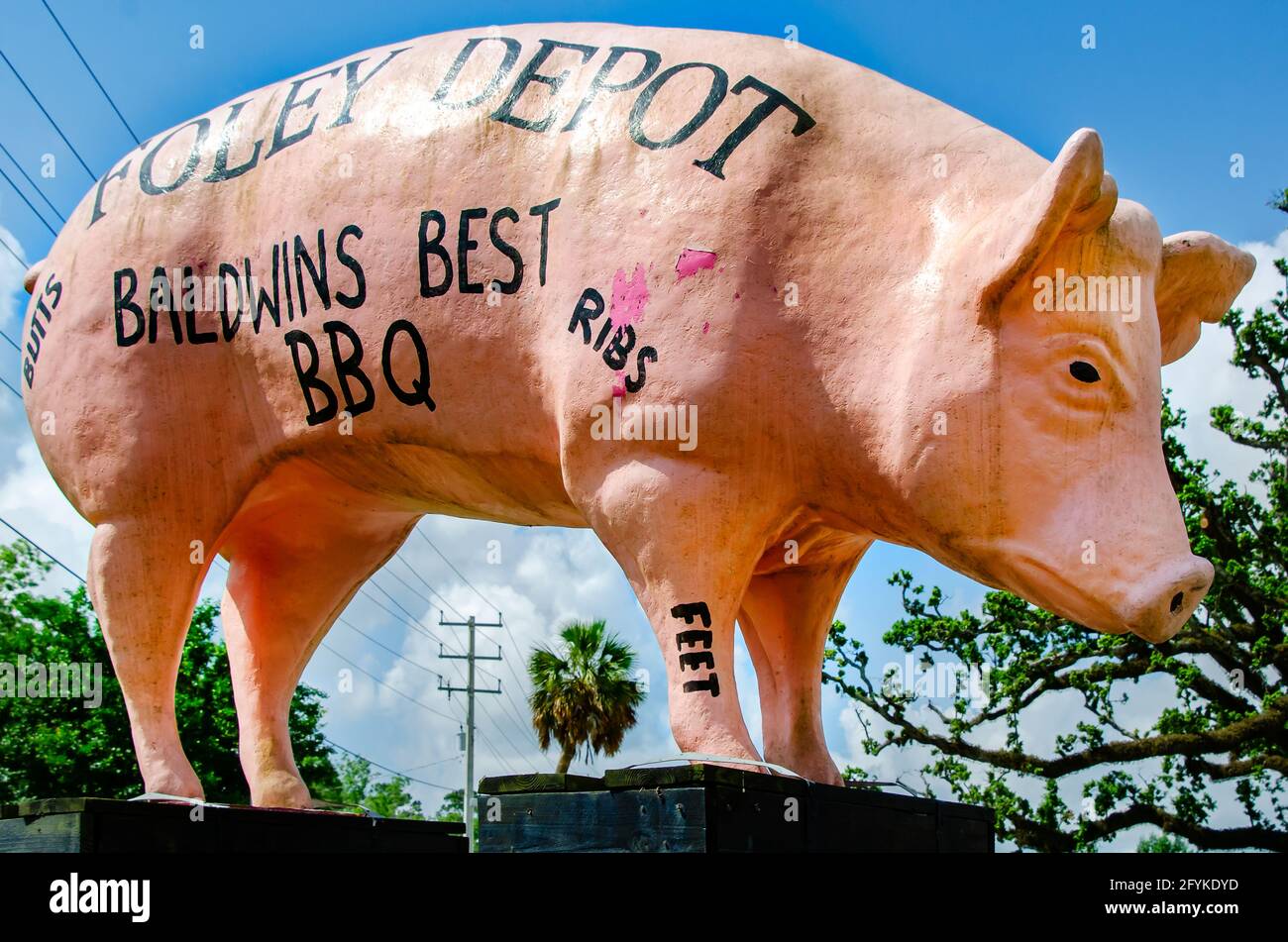 Une statue de porc rose annonce le barbecue de style Caroline à la station-service de Foley Depot, le 27 mai 2021, à Foley, Alabama. Banque D'Images