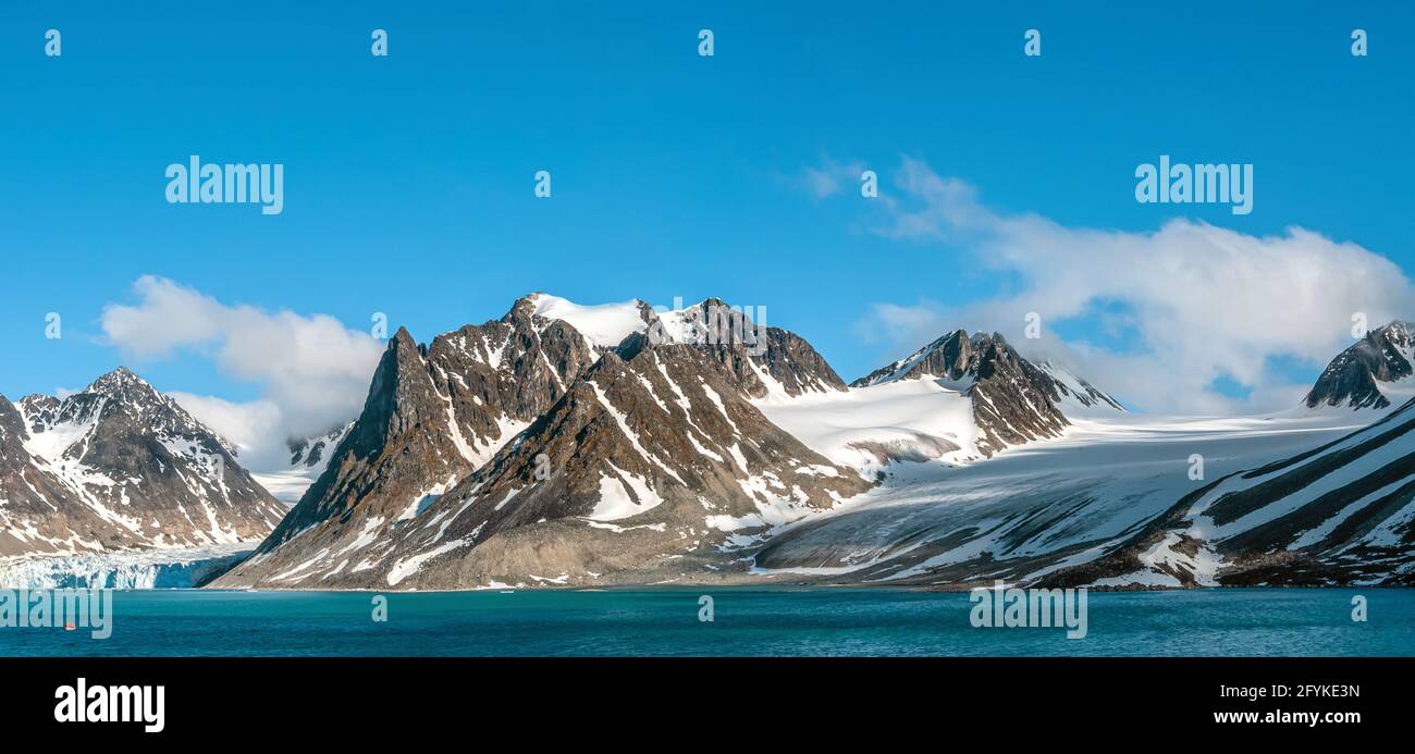 Panorama du Gullybukta et du glacier Gullybreen au Magdalenefjorden à Svalbard, Norvège Banque D'Images