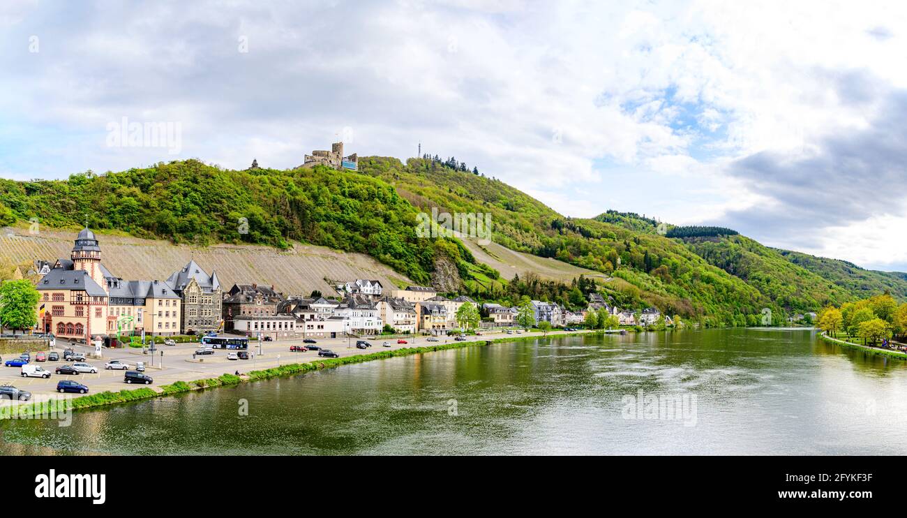 Bernkastel-Kues. Belle ville historique sur la romantique Moselle, la Moselle. Vue sur la ville avec un château Burgruine Landshut sur une colline. Rhénanie-Palatinat Banque D'Images