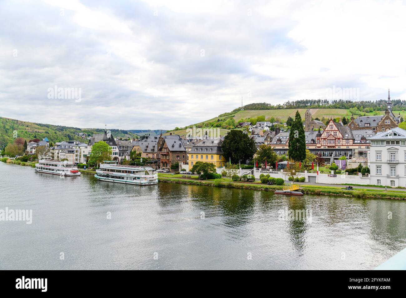 8 mai 2021: Traben-Trarbach am Mosel. Belle ville historique sur la boucle romantique de la Moselle. Navire, église, colline. Rhénanie-Palatinat, germe Banque D'Images