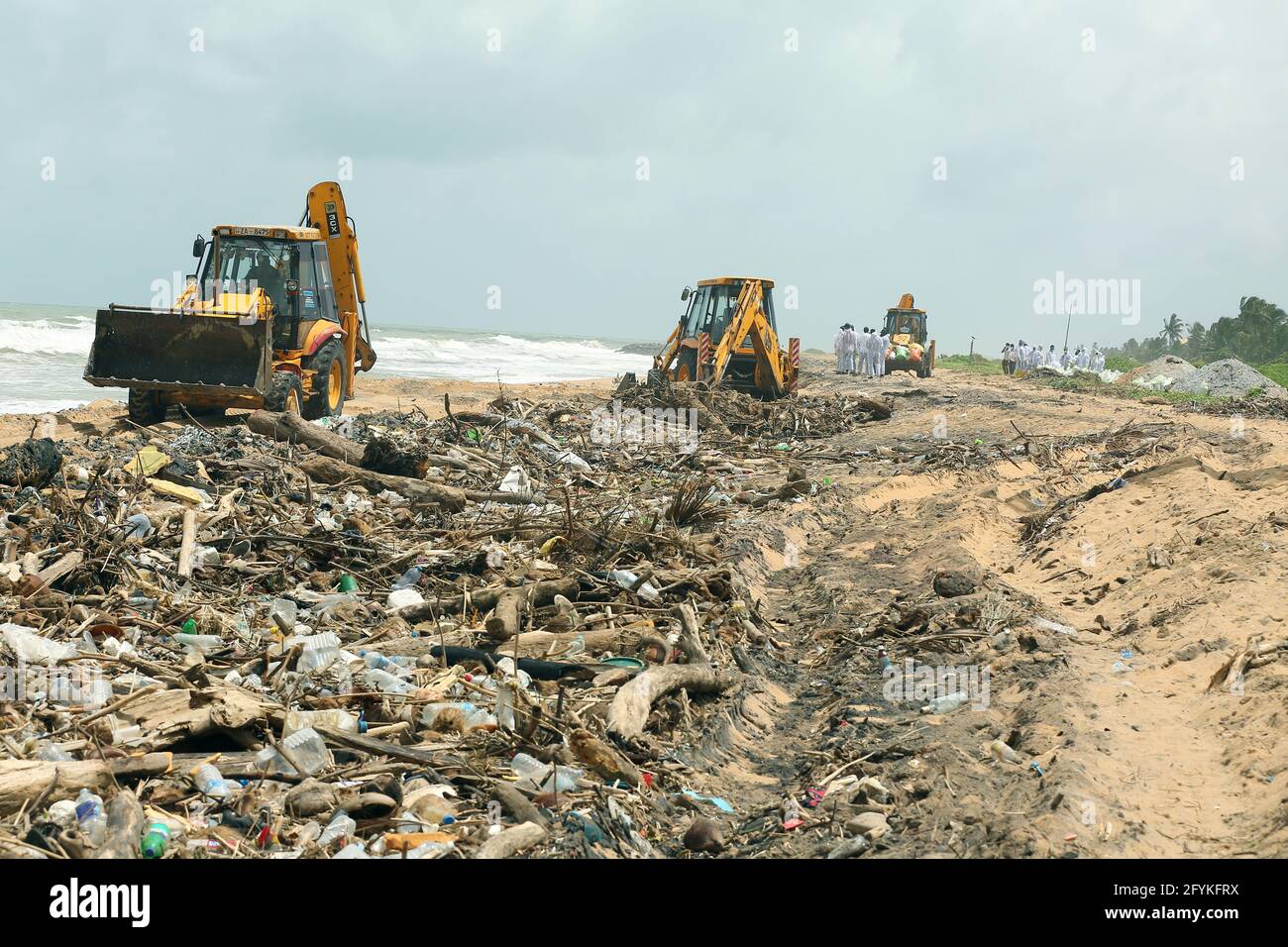 Negombo, Sri Lanka. 28 mai 2021. Earthmovers enlève les débris du navire X-Press Pearl, sur une plage à Pamunugama à Negombo, Sri Lanka, le 28 mai 2021. Vendredi, l'Autorité de protection du milieu marin (AEP) du Sri Lanka a déclaré qu'une catastrophe environnementale majeure était attendue suite à l'incendie du navire X-Press Pearl près du port de Colombo et que l'impact était en cours d'évaluation. Crédit: Ajith Perera/Xinhua/Alamy Live News Banque D'Images