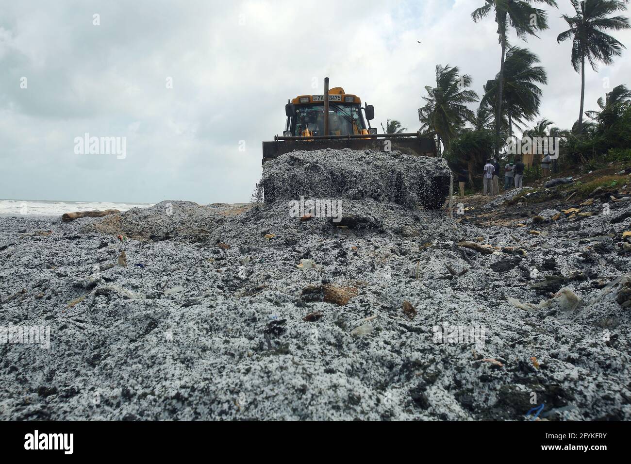 Negombo, Sri Lanka. 28 mai 2021. Un engin de terrassement enlève les débris du navire X-Press Pearl, sur une plage à Pamunugama à Negombo, au Sri Lanka, le 28 mai 2021. Vendredi, l'Autorité de protection du milieu marin (AEP) du Sri Lanka a déclaré qu'une catastrophe environnementale majeure était attendue suite à l'incendie du navire X-Press Pearl près du port de Colombo et que l'impact était en cours d'évaluation. Crédit: Ajith Perera/Xinhua/Alamy Live News Banque D'Images