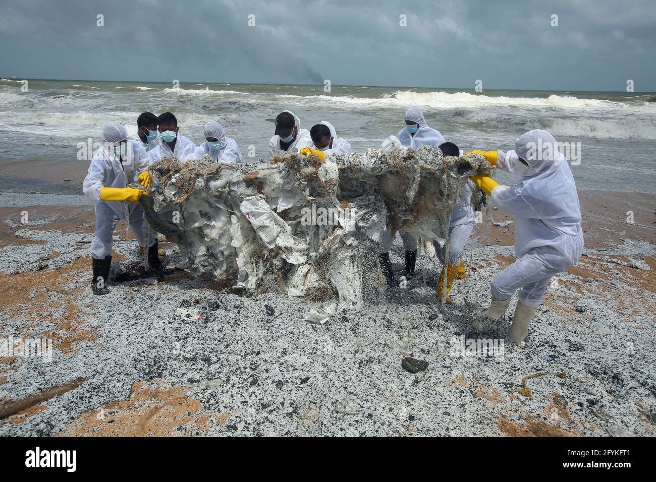 Negombo, Sri Lanka. 28 mai 2021. Le personnel de sécurité sri-lankais retire les débris du navire X-Press Pearl, sur une plage à Pamunugama à Negombo, au Sri Lanka, le 28 mai 2021. Vendredi, l'Autorité de protection du milieu marin (AEP) du Sri Lanka a déclaré qu'une catastrophe environnementale majeure était attendue suite à l'incendie du navire X-Press Pearl près du port de Colombo et que l'impact était en cours d'évaluation. Crédit: Ajith Perera/Xinhua/Alamy Live News Banque D'Images