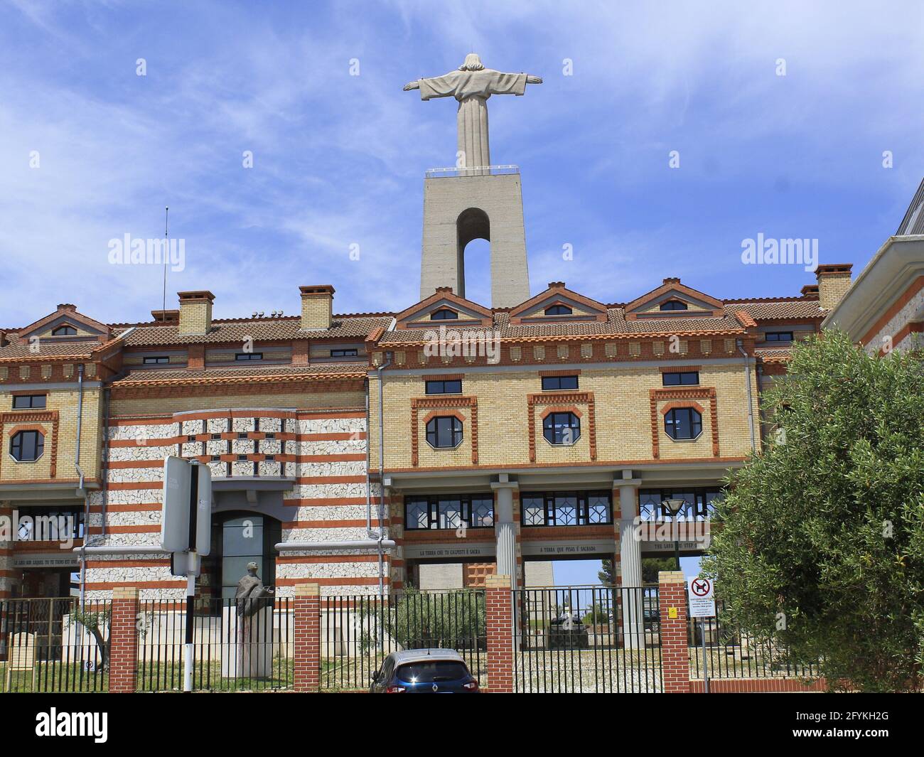 Lisbonne, Lisbonne Portugal. 28 mai 2021. (INT) réouverture du tourisme au Portugal. 28 mai 2021, Lisbonne, Portugal : Sanctuaire du Christ Roi de Lisbonne, les bras du Portugal et le meilleur point de vue sur Lisbonne, avec la possibilité de prendre un ascenseur qui va au point le plus élevé, à 70 mètres, avec une vue panoramique. Le prix est en basse saison : gratuit pour les enfants jusqu'à 7 ans ; les billets de 8 à 12 ans coûtent 2.5 euros et plus de 12 ans, 5 euros. Crédit: Edson de Souza/TheNews2 crédit: Edson de Souza/TheNEWS2/ZUMA Wire/Alay Live News Banque D'Images