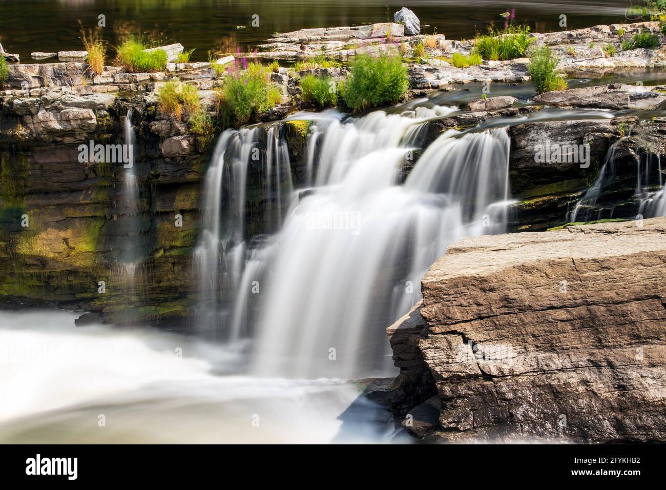 Chutes d'eau sur des rochers en été. Chutes de Hog's Back sur la rivière  Rideau à Ottawa, Ontario, Canada. Photographie en exposition prolongée  Photo Stock - Alamy