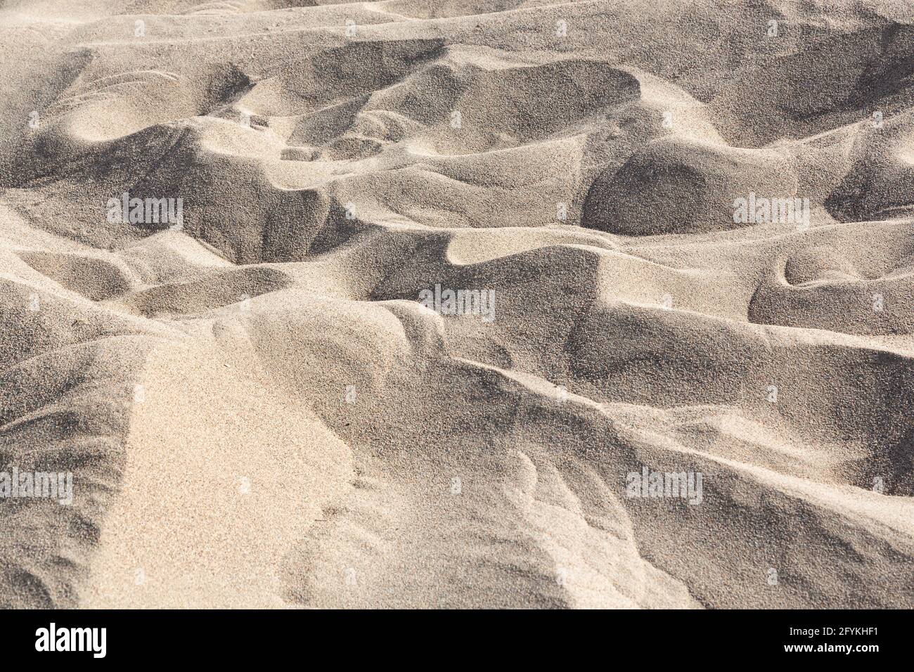 Petites vallées et collines dans les sables désertiques du Taklamakan. Banque D'Images