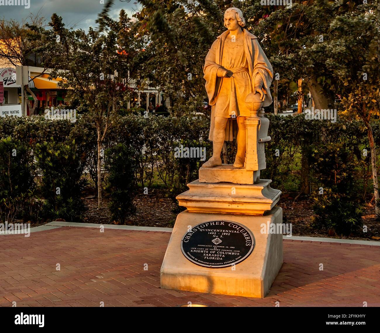 Statue commémorative du quincentenaire de Christophe Colomb dans le cercle de St. Armands Key a donné ny KOC, Sarasota, FL. Banque D'Images Statue commémorative du quincentenaire de Christophe Colomb dans le cercle de St. Armands Key a donné ny KOC, Sarasota, FL. Banque D'Images
