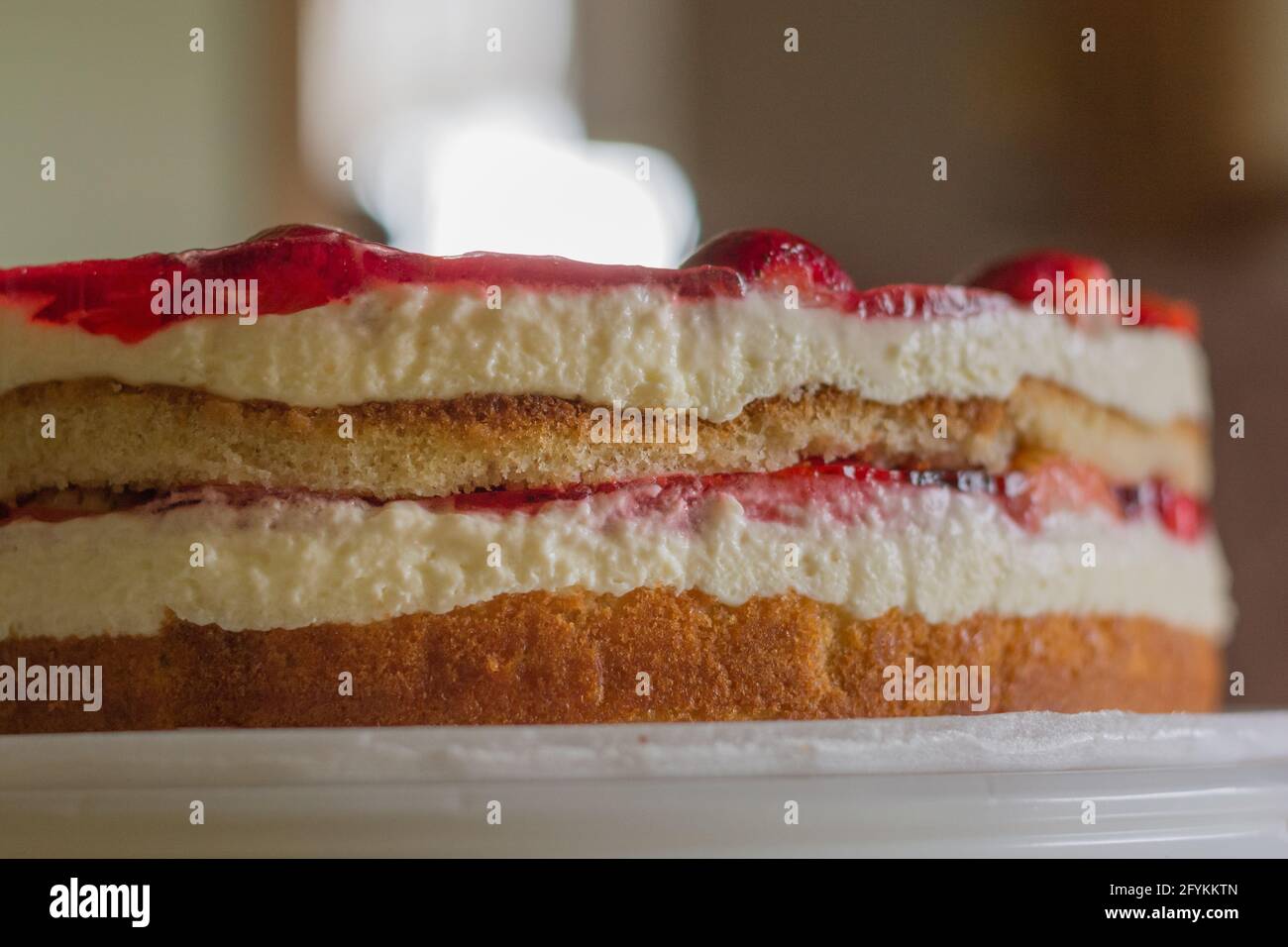 Gateau Eponge A La Vanille Avec Revetement En Gelee De Fraise Photo Stock Alamy Gateau Eponge A La Vanille Avec Revetement En Gelee De Fraise Photo Stock Alamy