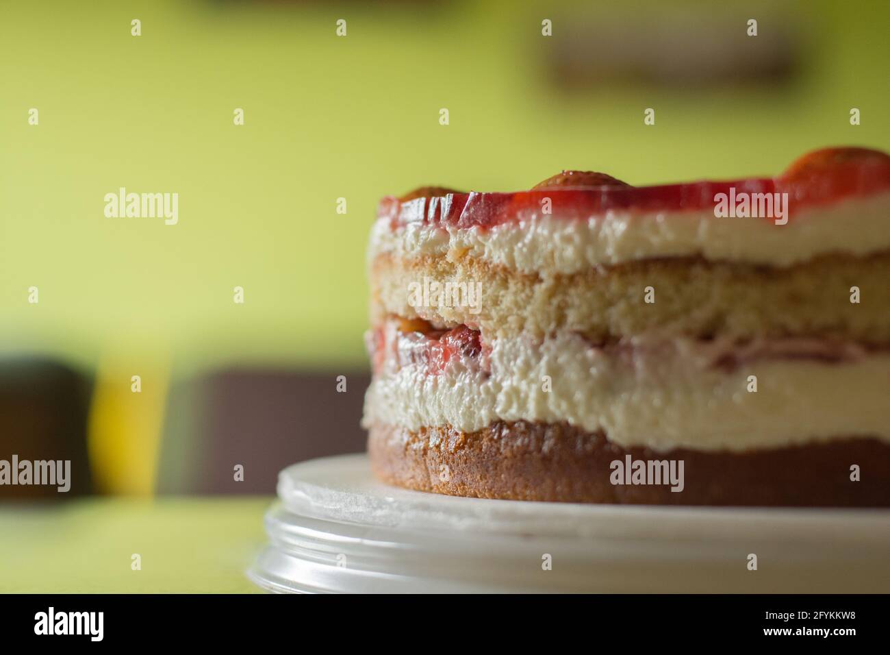 Gateau Multi Couches Avec Garnitures A La Creme Et Aux Fraises Et Anniversaire Recouvert De Gelatine Gateau Photo Stock Alamy