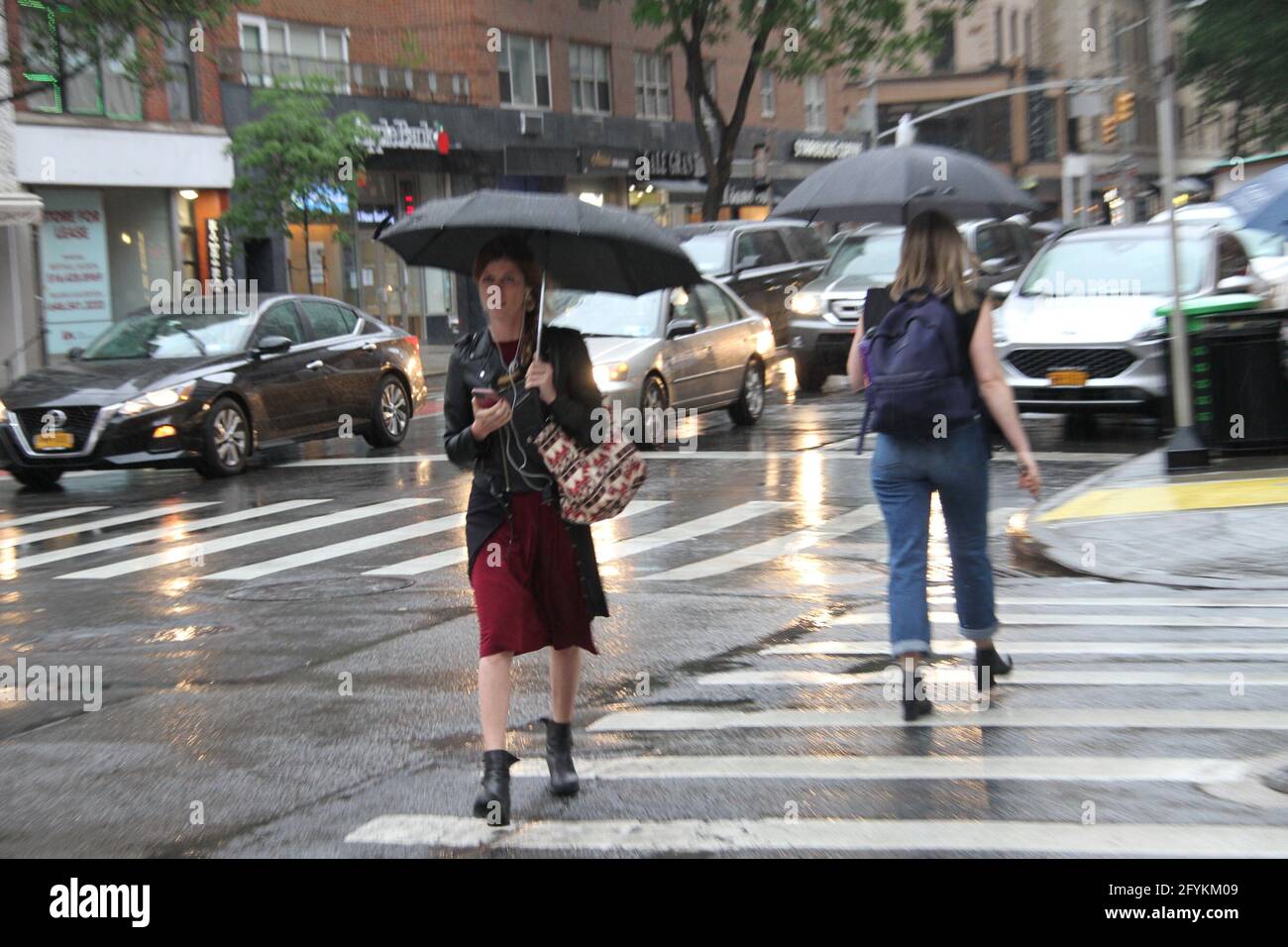 New York, États-Unis. 28 mai 2021. (NOUVEAU) précipitations à New York le week-end du Memorial Day. 28 mai 2021, New York, États-Unis: Les précipitations commencent aujourd'hui et tout au long du week-end du Memorial Day à New York. Les gens essaient de se protéger de la pluie en utilisant leurs parapluies, manteaux de pluie et protections improvisées pendant qu'ils préparent pour la célébration du Memorial Day. Crédit: Niyi Fote/Thenew2 crédit: Niyi Fote/TheNEWS2/ZUMA Wire/Alay Live News Banque D'Images