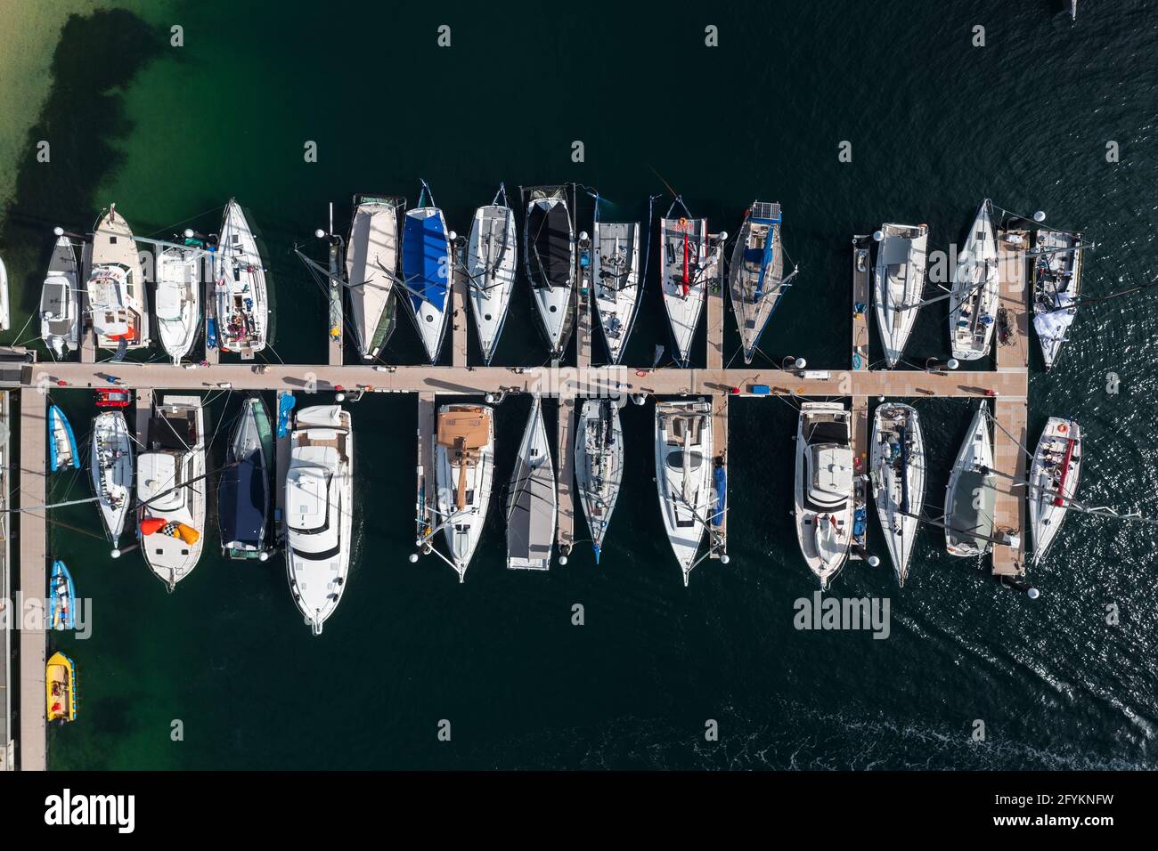 The Spit, Nouvelle-Galles du Sud, Australie - 6 mars 2021. Vue aérienne de plusieurs rangées de yachts amarrés dans une marina du port de Sydney. Banque D'Images