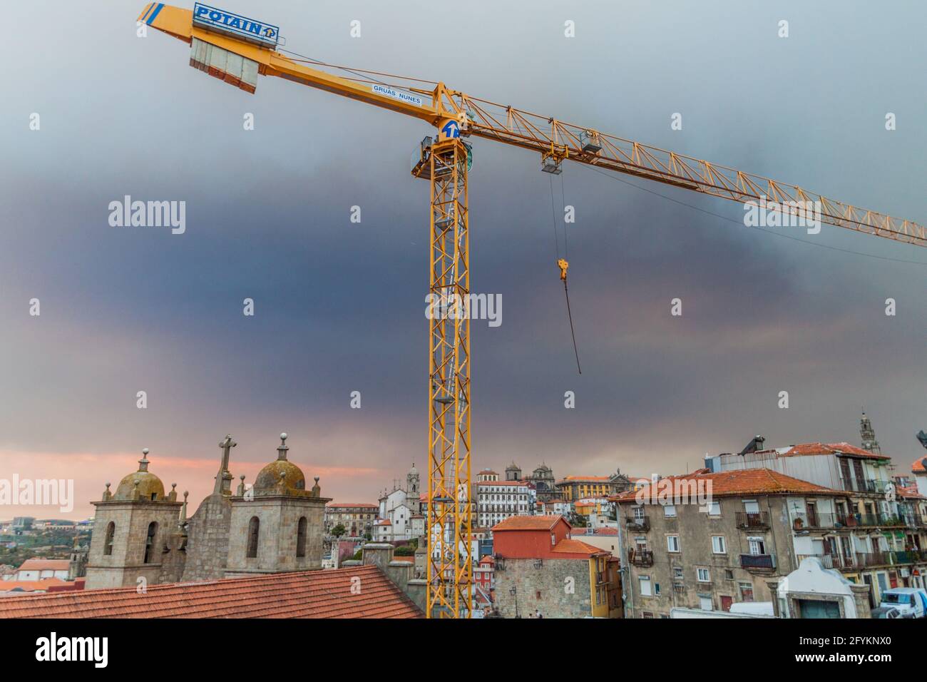 PORTO, PORTUGAL - 16 OCTOBRE 2017 : grue de construction dans le centre de Porto, Portugal. Banque D'Images