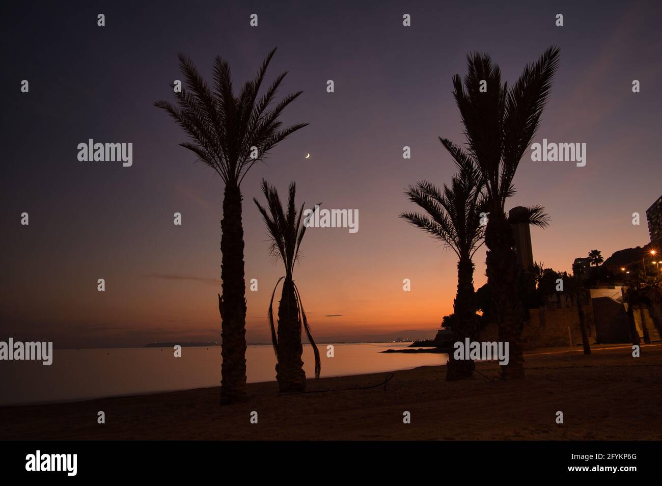 Coucher de soleil sur l'une des plages d'Alicante, situé dans la Communauté Valencienne, Espagne. Vue Banque D'Images