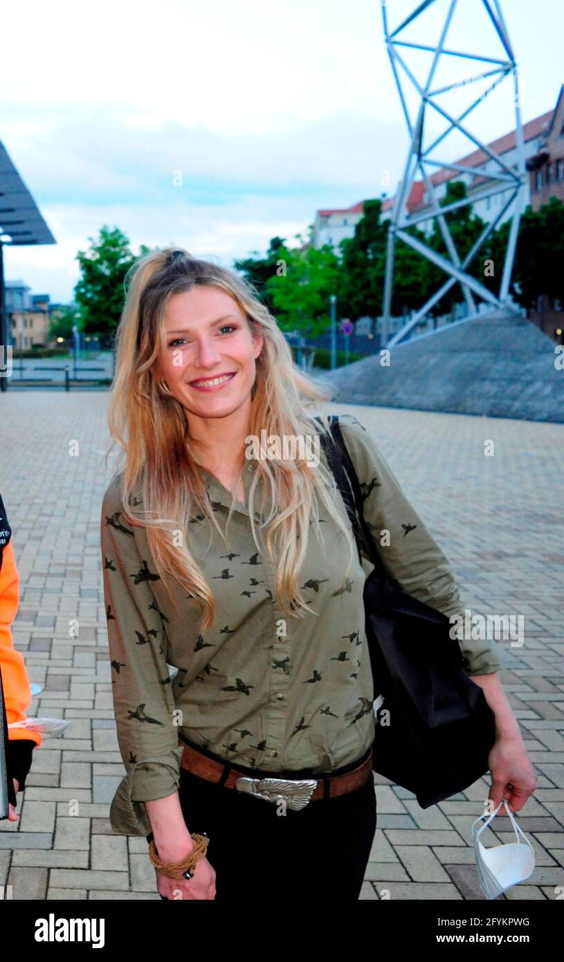 Lisa Schubach Bei Der Ankunft Zur Tv Aufzeichnung Der Talkshow Riverboat Im Studio 3 Der Media City Leipzig Leipzig 28 05 21 Photo Stock Alamy Lisa Schubach Bei Der Ankunft Zur Tv Aufzeichnung Der Talkshow Riverboat Im Studio 3 Der Media City Leipzig Leipzig 28 05 21 Photo Stock Alamy