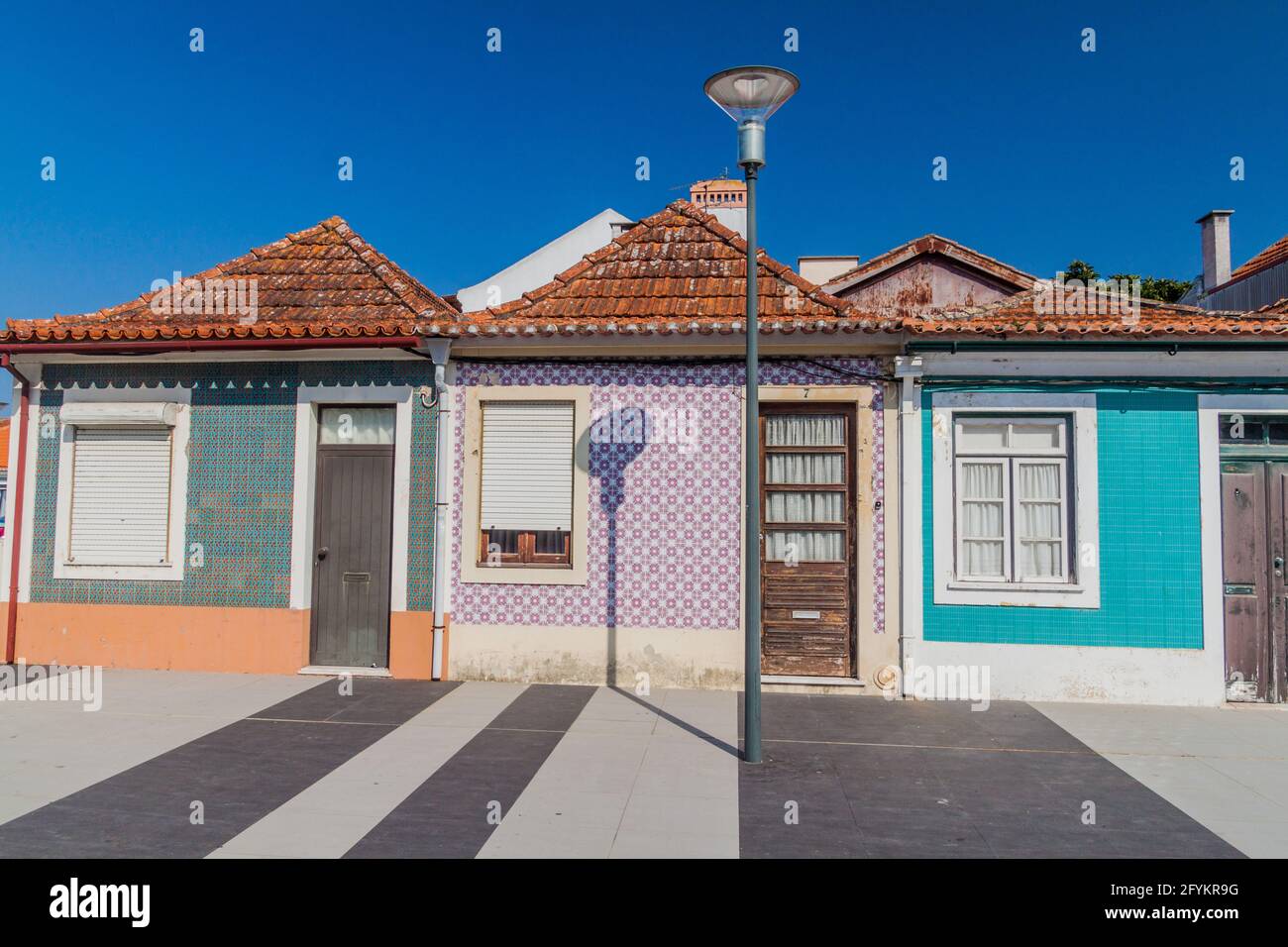 Petites maisons colorées à Aveiro, Portugal Banque D'Images