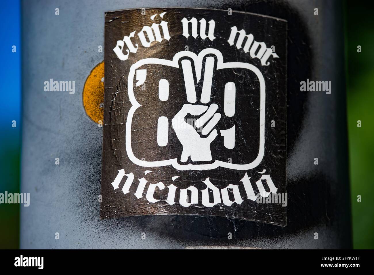 Bucarest, Roumanie - 05 octobre 2020: Un autocollant avec le message "les héros ne meurent jamais", qui se réfère à ceux qui sont morts dans la Révolution roumaine de 198 Banque D'Images