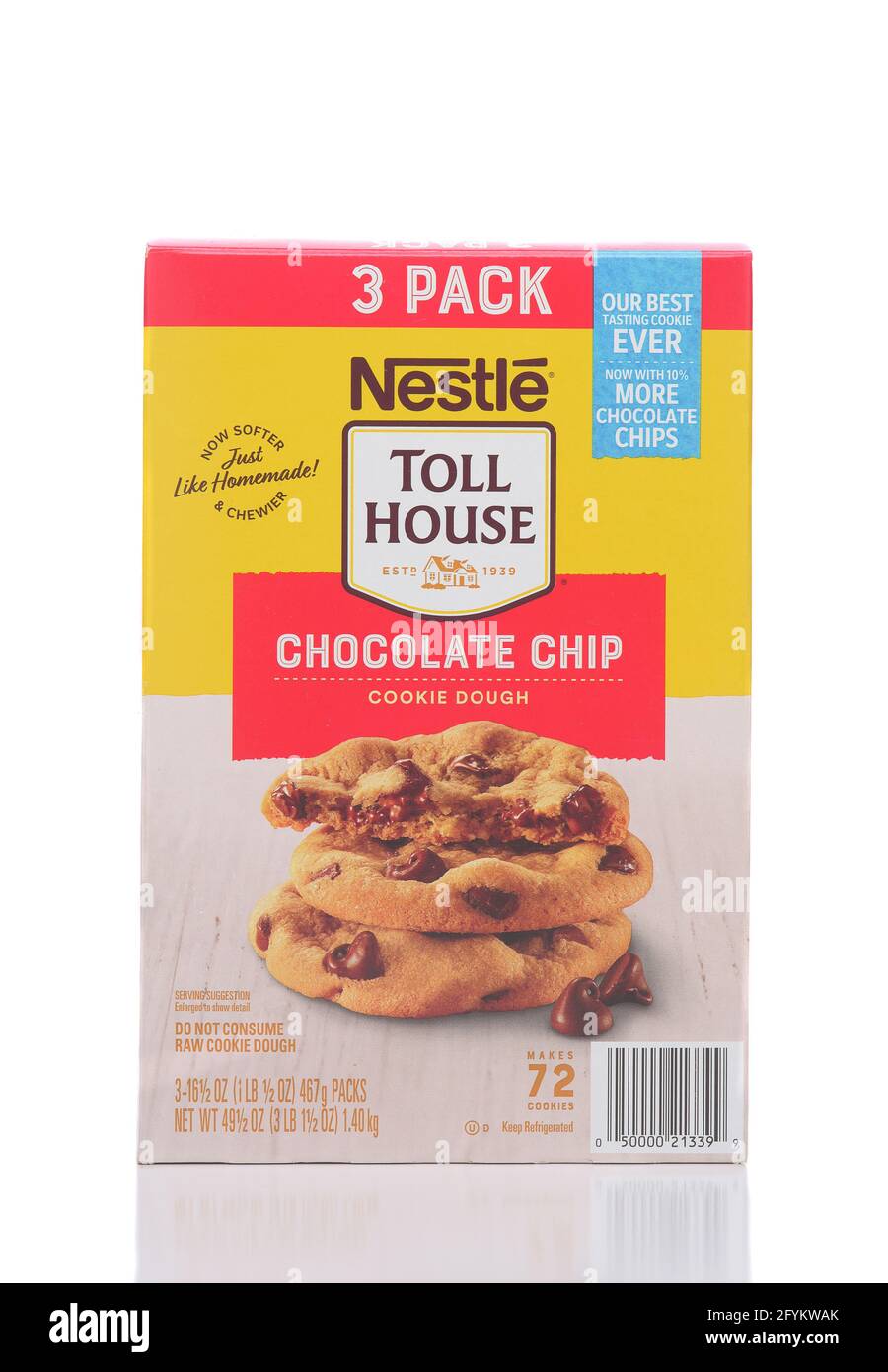 IRVINE, CALIFORNIE - 28 MAI 2021 : une boîte de pâte à biscuits chocolatée Nestle Toll House. Banque D'Images