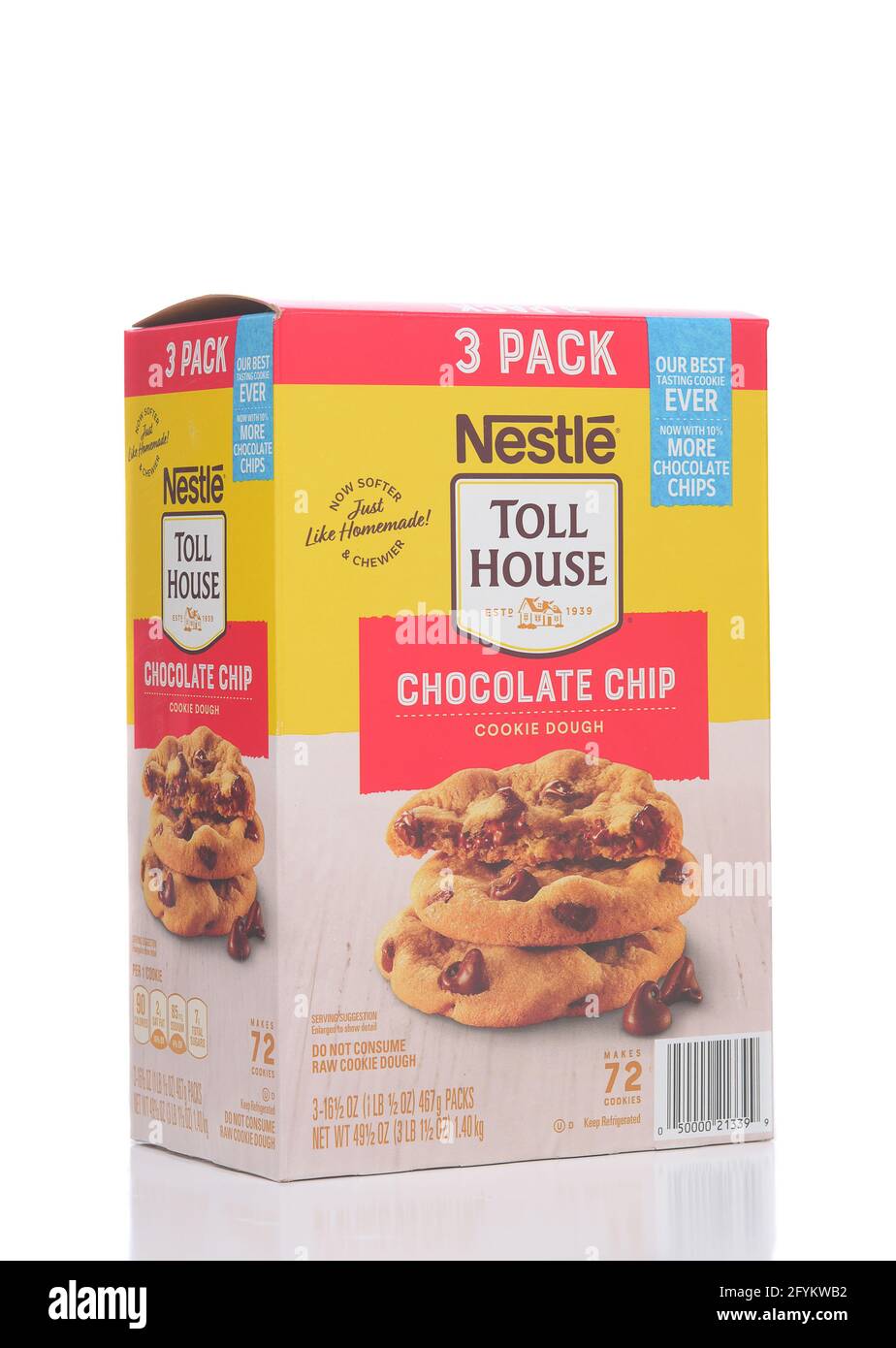 IRVINE, CALIFORNIE - 28 MAI 2021 : boîte de 3 boîtes de pâte à biscuits chocolatée Nestle Toll House. Banque D'Images