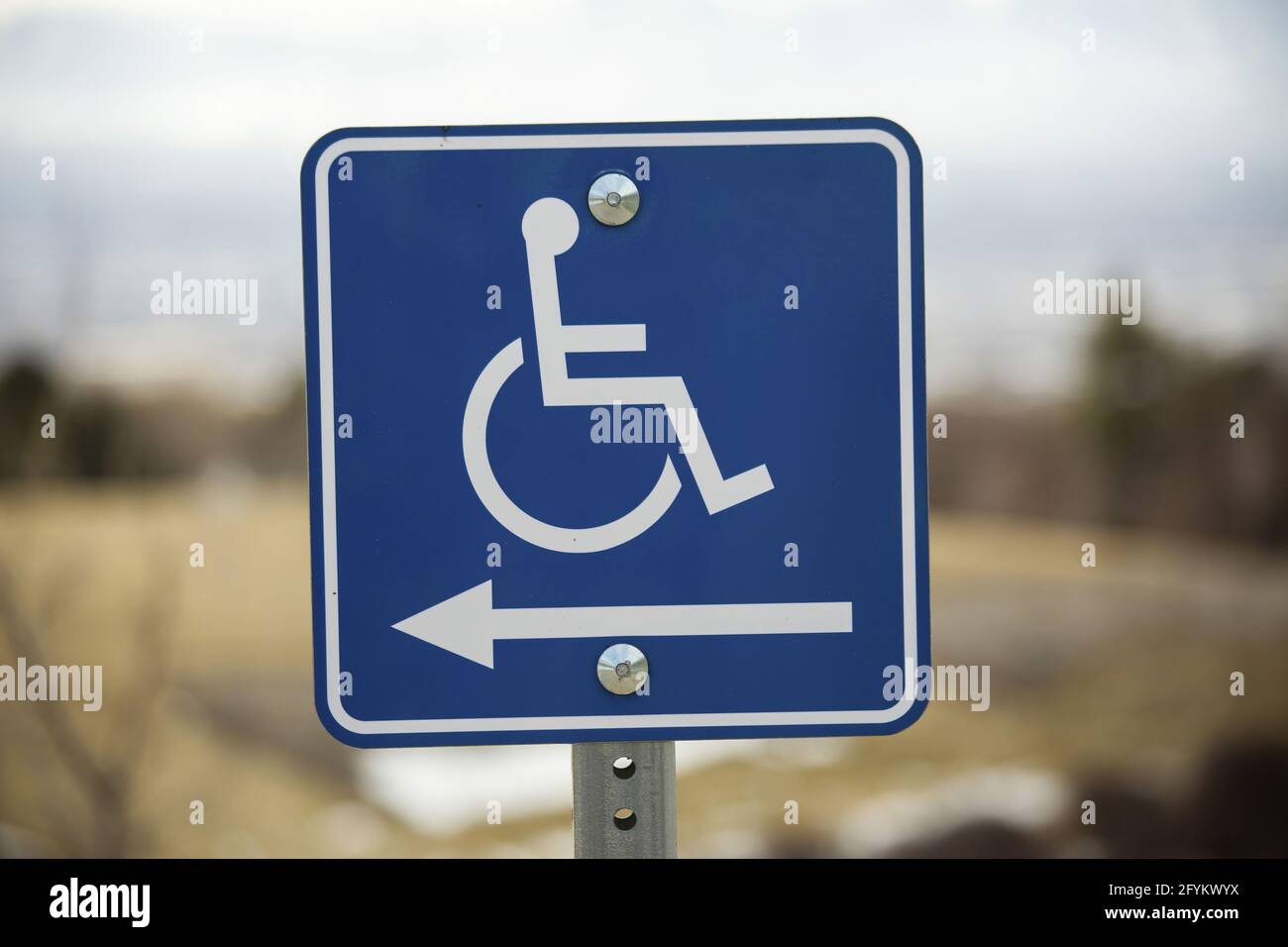 Signe de handicap bleu sur un arrière-plan flou Banque D'Images