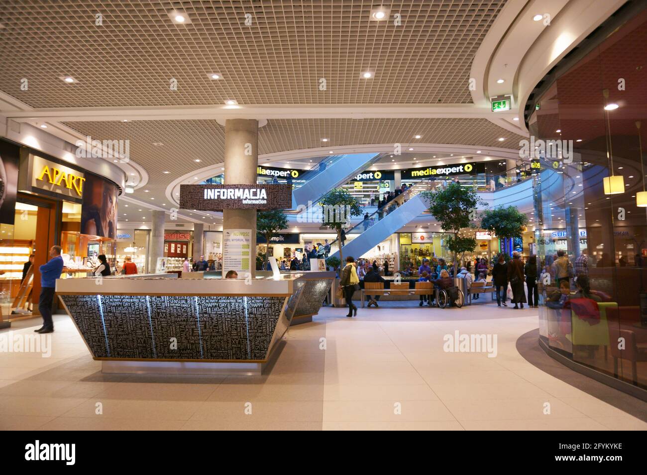 POZNAN, POLOGNE - 05 févr. 2014: Centre d'information dans le centre  commercial de Malte à côté d'un magasin de bijoux Apart Photo Stock - Alamy