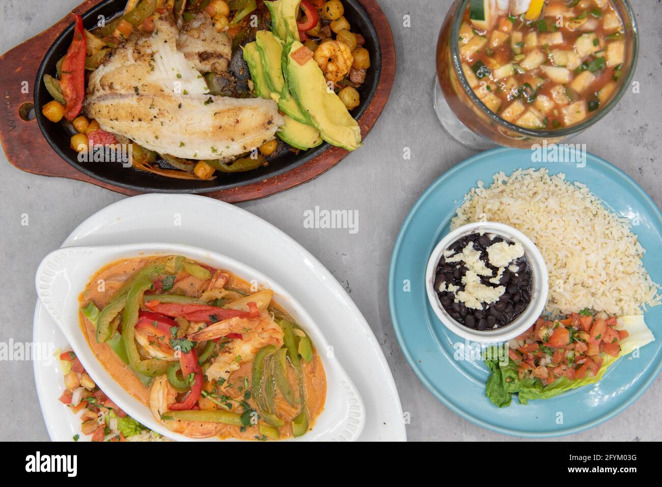 La cuisine mexicaine se régale avec une variété de poissons de fruits de mer, crevettes et coquillages avec du riz et des haricots en tant que côtés avec la salsa. Banque D'Images