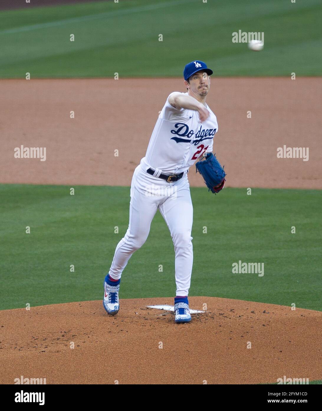 28 mai 2021 : les Dodgers de Los Angeles contre les Giants de San Francisco au Dodgers Stadium de Los Angeles, CA le vendredi 28 mai 2021. Walker Buehler des Dodgers de Los Angeles lance la balle pour vérifier le coureur sur la première base. Credit: Phillip Kim/Prensa Internacional/ZUMA Wire/Alay Live News Banque D'Images