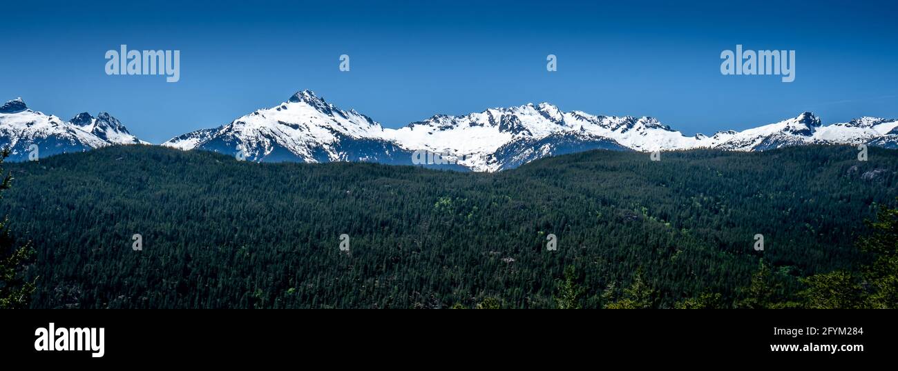 Vue panoramique de la gamme Tantalus. La vue est d'un point de vue sur l'autoroute Sea to Sky, entre Squamish et Whistler, Colombie-Britannique, Canada Banque D'Images