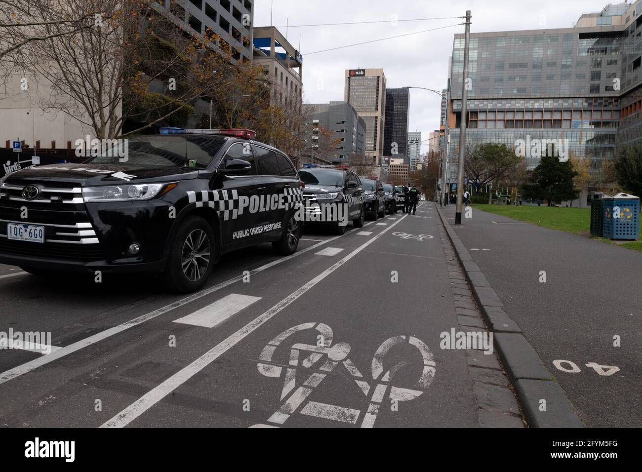 Melbourne, Australie, 29 mai 2021, des voitures de police de l'ordre public sur William Street lors d'un rassemblement prévu pour la « Marche des lions » à Flagstaff Gardens, qui avait été annulé par les organisateurs en raison du verrouillage rapide. Des manifestants anti-confinement et anti-vaccination extrémistes continuent d'aller au parc et se sont ralliés contre le gouvernement. Crédit : Michael Currie/Alay Live News Banque D'Images