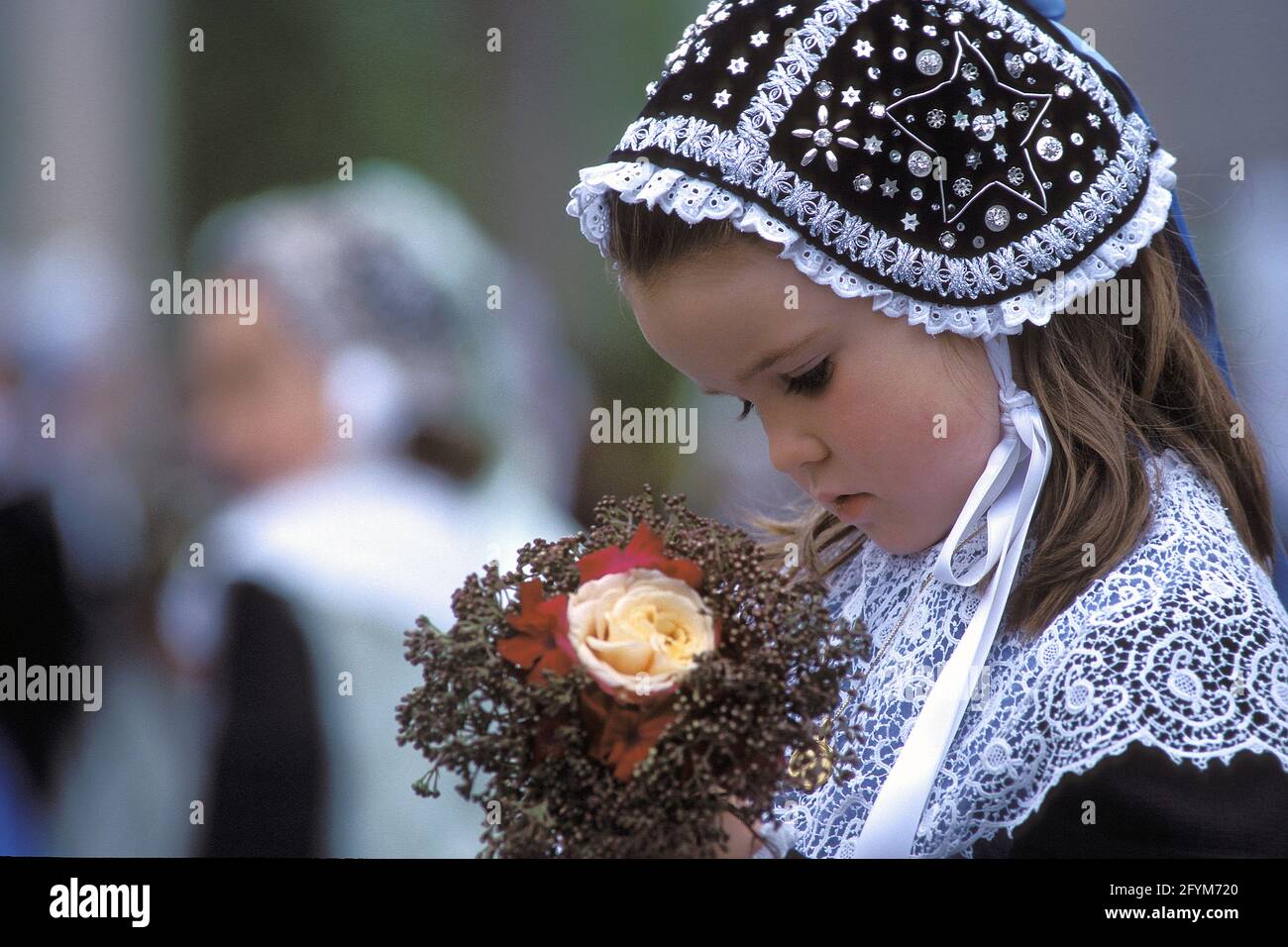 FRANCE, FINISTÈRE(29), PONT L ABBE, CORNOUAILLE, LA FÊTE DES BRODEURS, JEUNE FILLE EN ROBE TRADITIONNELLE AVEC LEUR CHAPEAU BRODÉ, BRETAGNE Banque D'Images