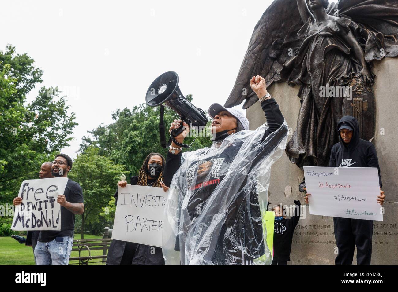 Columbus, États-Unis. 28 mai 2021. Jacqueline White, ex-femme de DeWitt McDonald Jr., dirige un groupe de manifestants en chants pour la libération de McDonald's. Les membres de la famille de DeWitt McDonald Jr. Et les défenseurs de Black Lives manifestent du côté nord de l'Ohio Statehouse, qui fait face au bâtiment qui abrite le procureur général de l'Ohio pour demander l'acquittement et la libération de McDonald de prison. Crédit : SOPA Images Limited/Alamy Live News Banque D'Images