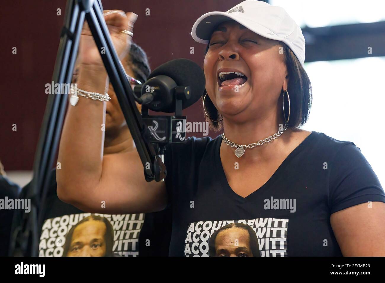 Jacqueline White, ex-femme de DeWitt McDonald Jr., s'adresse à la presse et demande la libération de McDonald Jr. White a appelé Kevin Baxter, le procureur du comté d'Erie, en tant que responsable corrompu disant: "C'était une chose personnelle entre lui et mon mari, c'est tellement injuste, j'ai été bloqué pendant 26 ans. Mes enfants ont été enfermés. Sa famille a été enfermée, ' mettant fin à son sentiment avec, 'assez!'Daryl E. Murphy de l'Association nationale pour l'avancement des personnes colorées (NAACP) siège avec la famille de DeWitt McDonald Jr. Lors d'une conférence de presse dans le King Arts Center pour appeler à la r immédiate Banque D'Images