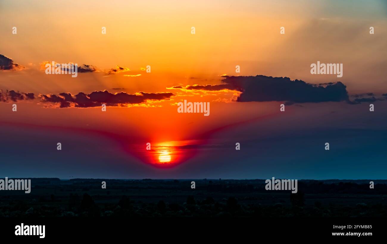 Coucher du soleil à l'aube du soir.matin.fin de soirée.coucher du soleil du  soir.les derniers rayons du soleil dans les heures du soir et de  l'apparition De nuit.le premier rayon Photo Stock -