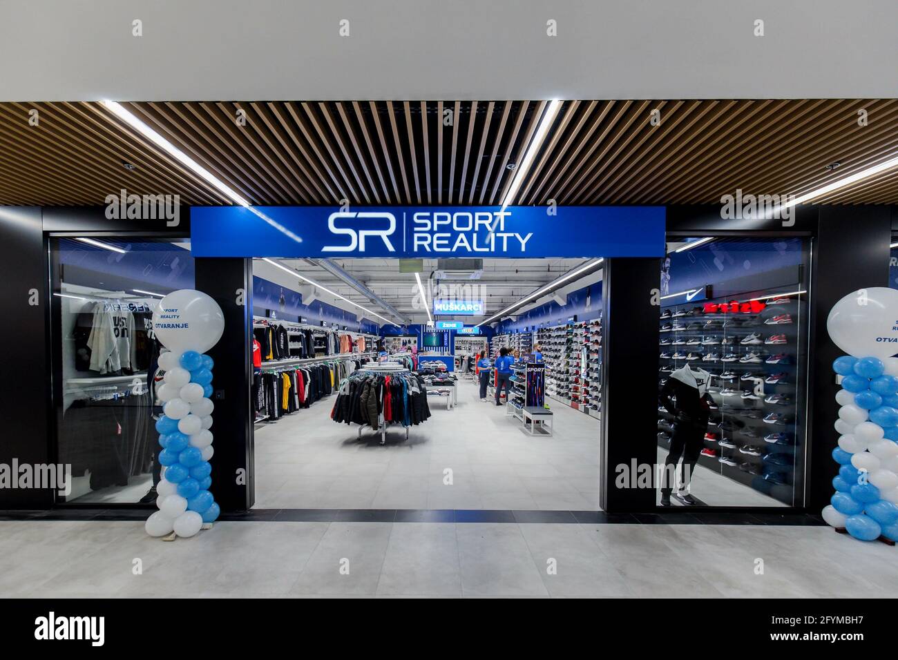 TUZLA, BOSNIE-HERZÉGOVINE - 16 novembre 2019 : photo d'un magasin de vêtements de sport dans un centre commercial Banque D'Images