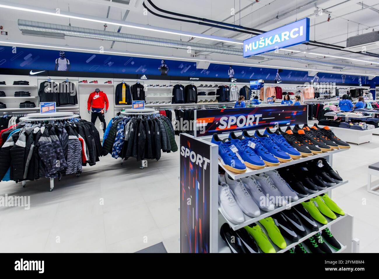 TUZLA, BOSNIE-HERZÉGOVINE - 16 novembre 2019 : photo d'un magasin de vêtements de sport dans un centre commercial Banque D'Images