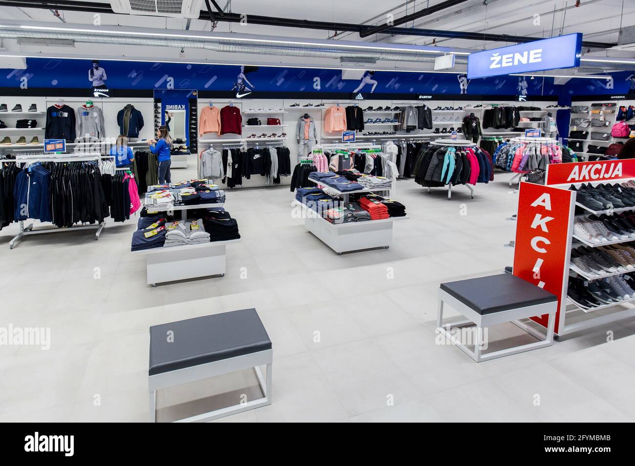 TUZLA, BOSNIE-HERZÉGOVINE - 16 novembre 2019 : photo d'un magasin de vêtements de sport dans un centre commercial Banque D'Images