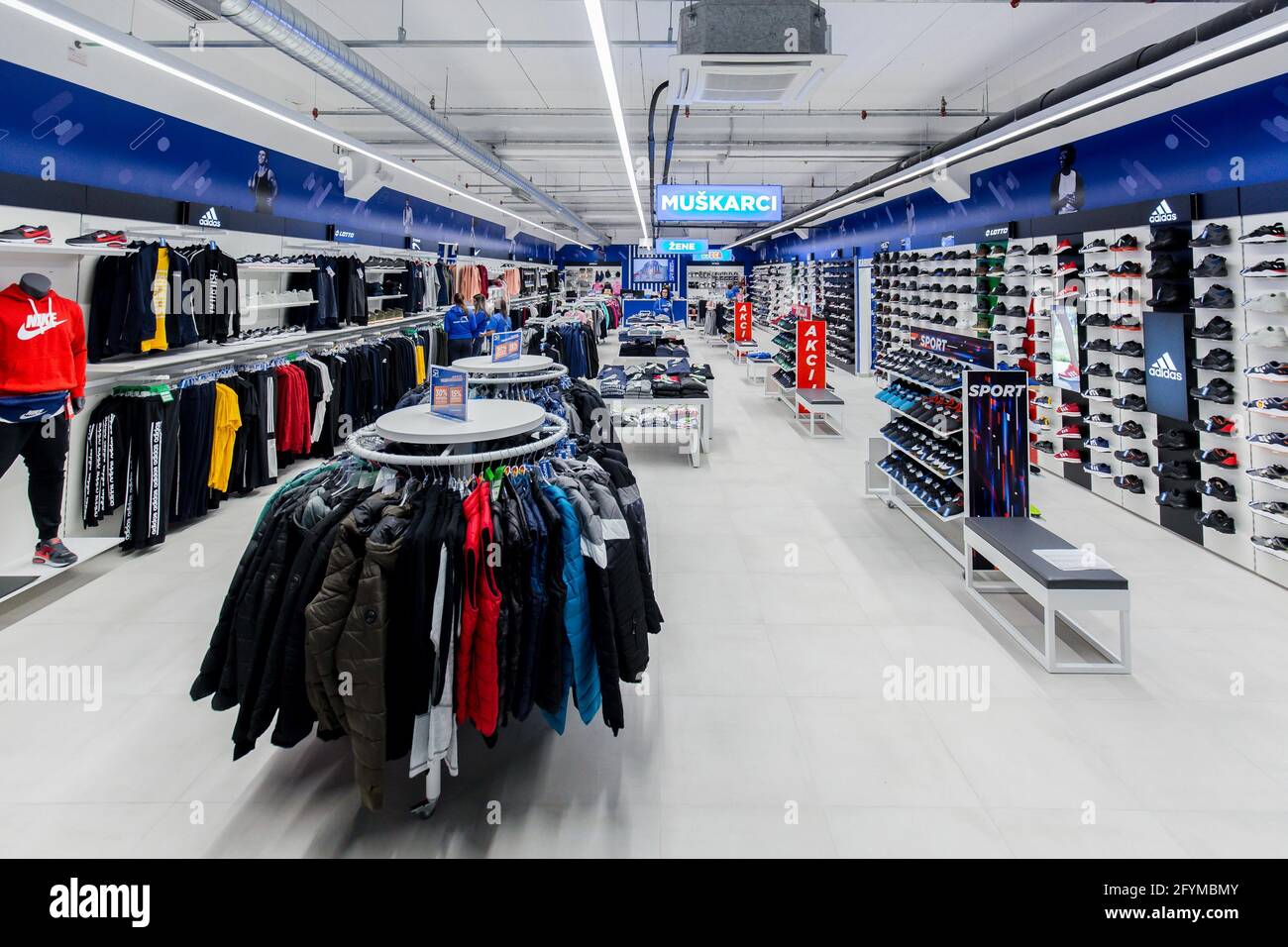 TUZLA, BOSNIE-HERZÉGOVINE - 16 novembre 2019 : photo d'un magasin de vêtements de sport dans un centre commercial Banque D'Images