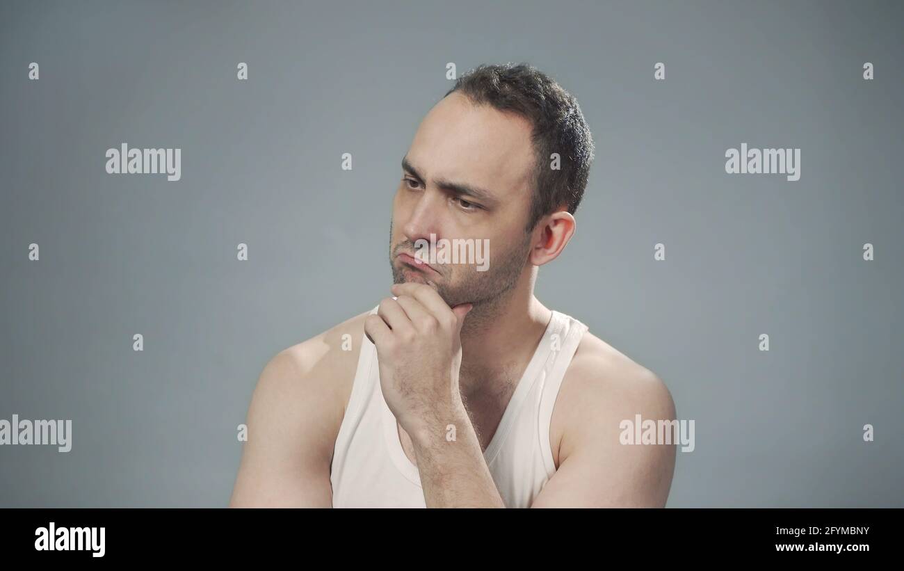 Photo de l'homme qui pense avec brio sur fond gris Photo Stock - Alamy