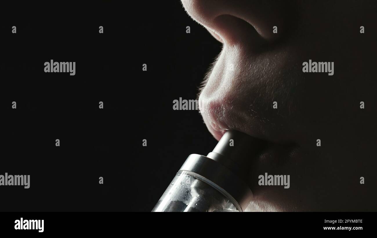 Gros plan photo de la fille fumeur avec e-cigarette Banque D'Images