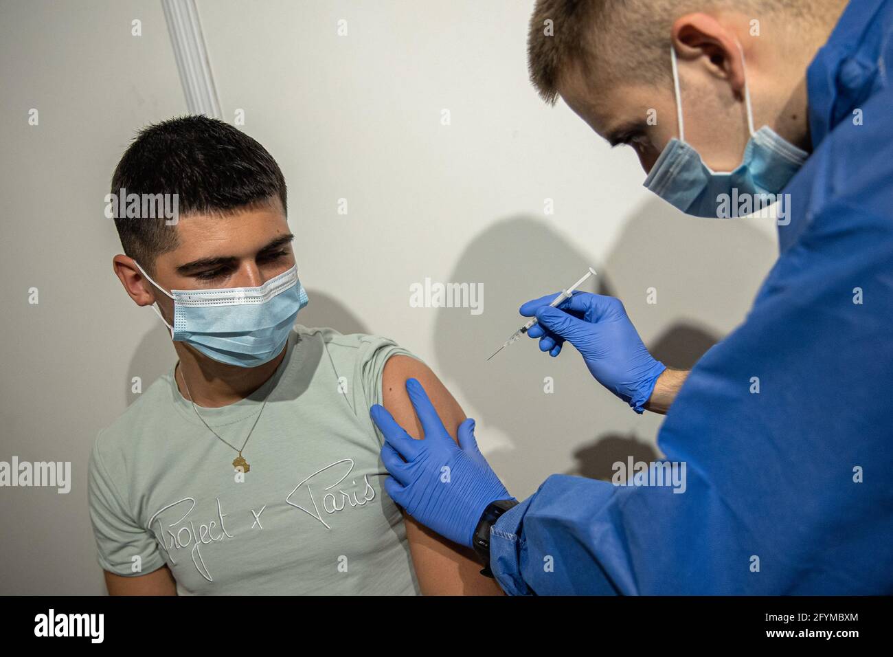 Paris, France. 28 mai 2021. Tony, 18 ans, reçoit sa première dose de vaccin COVID-19 au Parc des Expositions de la porte de Versailles à Paris, France, le 28 mai 2021. Tous les adultes de plus de 18 ans peuvent désormais prendre rendez-vous pour se faire vacciner contre le COVID-19, a annoncé jeudi le ministère français de la Santé. Crédit: Aurélien Morissard/Xinhua/Alay Live News Banque D'Images