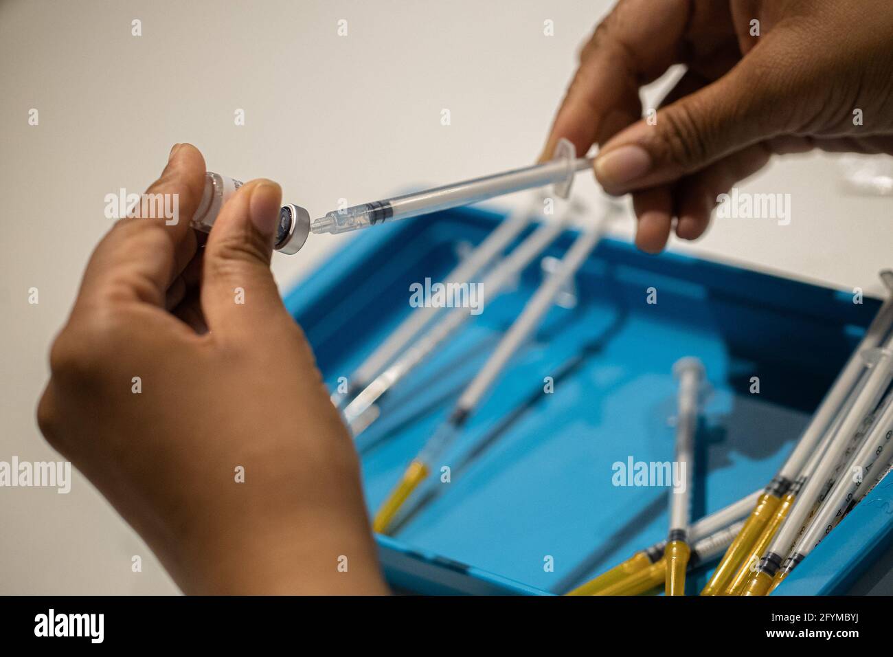 Paris, France. 28 mai 2021. Un employé prépare le vaccin COVID-19 au Parc des Expositions de la porte de Versailles à Paris, France, le 28 mai 2021. Tous les adultes de plus de 18 ans peuvent désormais prendre rendez-vous pour se faire vacciner contre le COVID-19, a annoncé jeudi le ministère français de la Santé. Crédit: Aurélien Morissard/Xinhua/Alay Live News Banque D'Images