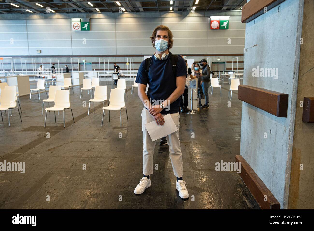 Paris, France. 28 mai 2021. Simon, 25 ans, attend de recevoir sa première dose de vaccin COVID-19 au Parc des Expositions de la porte de Versailles à Paris, France, le 28 mai 2021. Tous les adultes de plus de 18 ans peuvent désormais prendre rendez-vous pour se faire vacciner contre le COVID-19, a annoncé jeudi le ministère français de la Santé. Crédit: Aurélien Morissard/Xinhua/Alay Live News Banque D'Images
