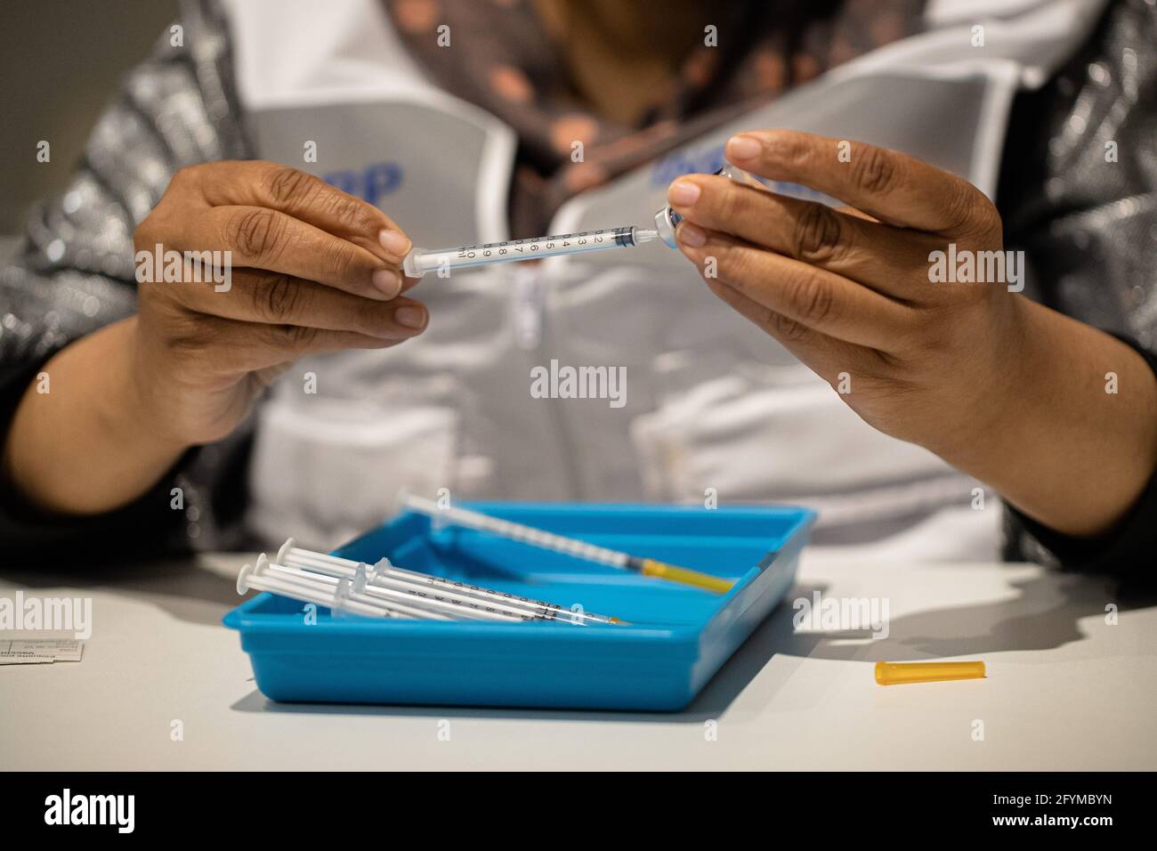 Paris, France. 28 mai 2021. Un employé prépare le vaccin COVID-19 au Parc des Expositions de la porte de Versailles à Paris, France, le 28 mai 2021. Tous les adultes de plus de 18 ans peuvent désormais prendre rendez-vous pour se faire vacciner contre le COVID-19, a annoncé jeudi le ministère français de la Santé. Crédit: Aurélien Morissard/Xinhua/Alay Live News Banque D'Images