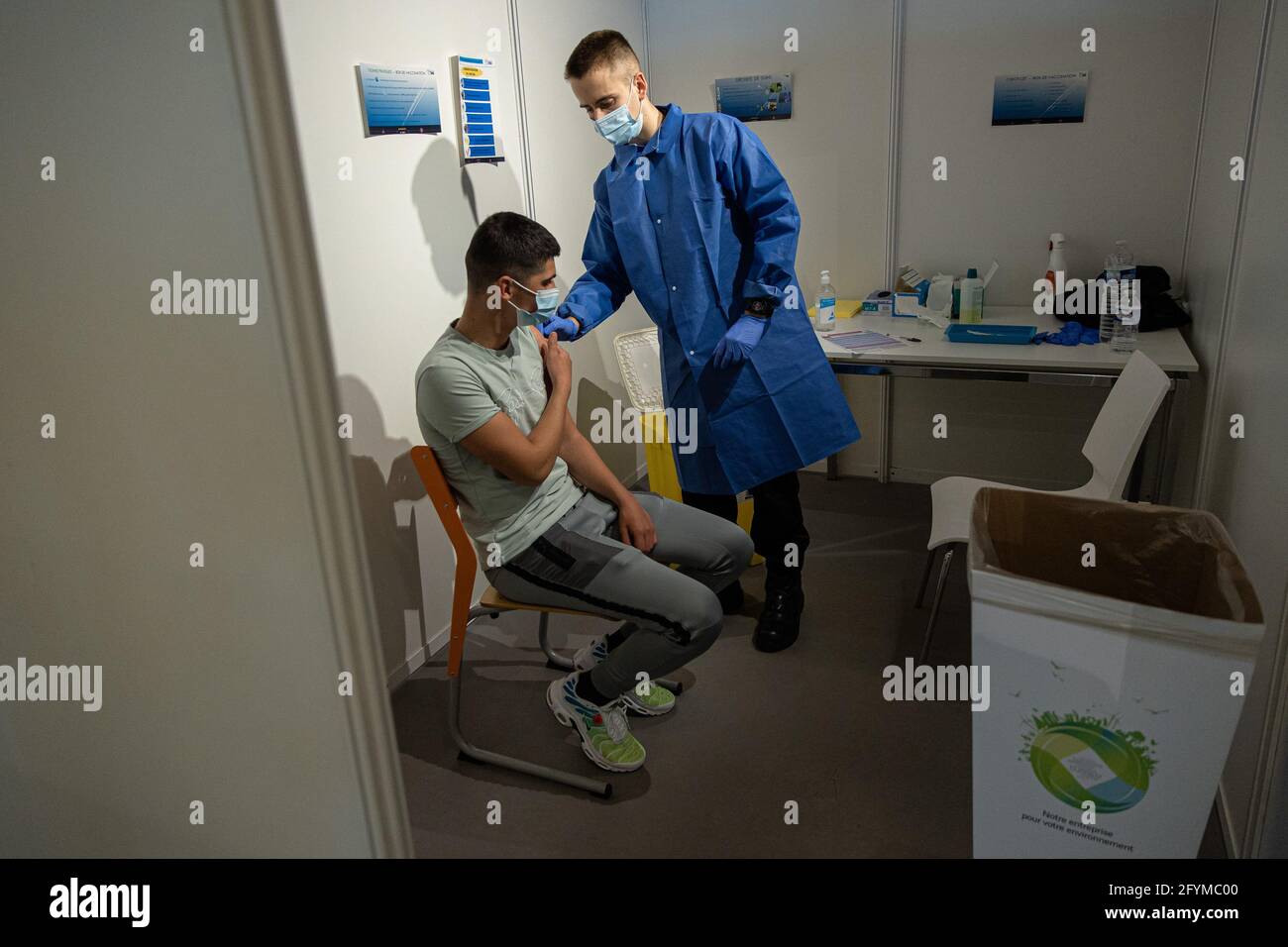 Paris, France. 28 mai 2021. Tony, 18 ans, reçoit sa première dose de vaccin COVID-19 au Parc des Expositions de la porte de Versailles à Paris, France, le 28 mai 2021. Tous les adultes de plus de 18 ans peuvent désormais prendre rendez-vous pour se faire vacciner contre le COVID-19, a annoncé jeudi le ministère français de la Santé. Crédit: Aurélien Morissard/Xinhua/Alay Live News Banque D'Images