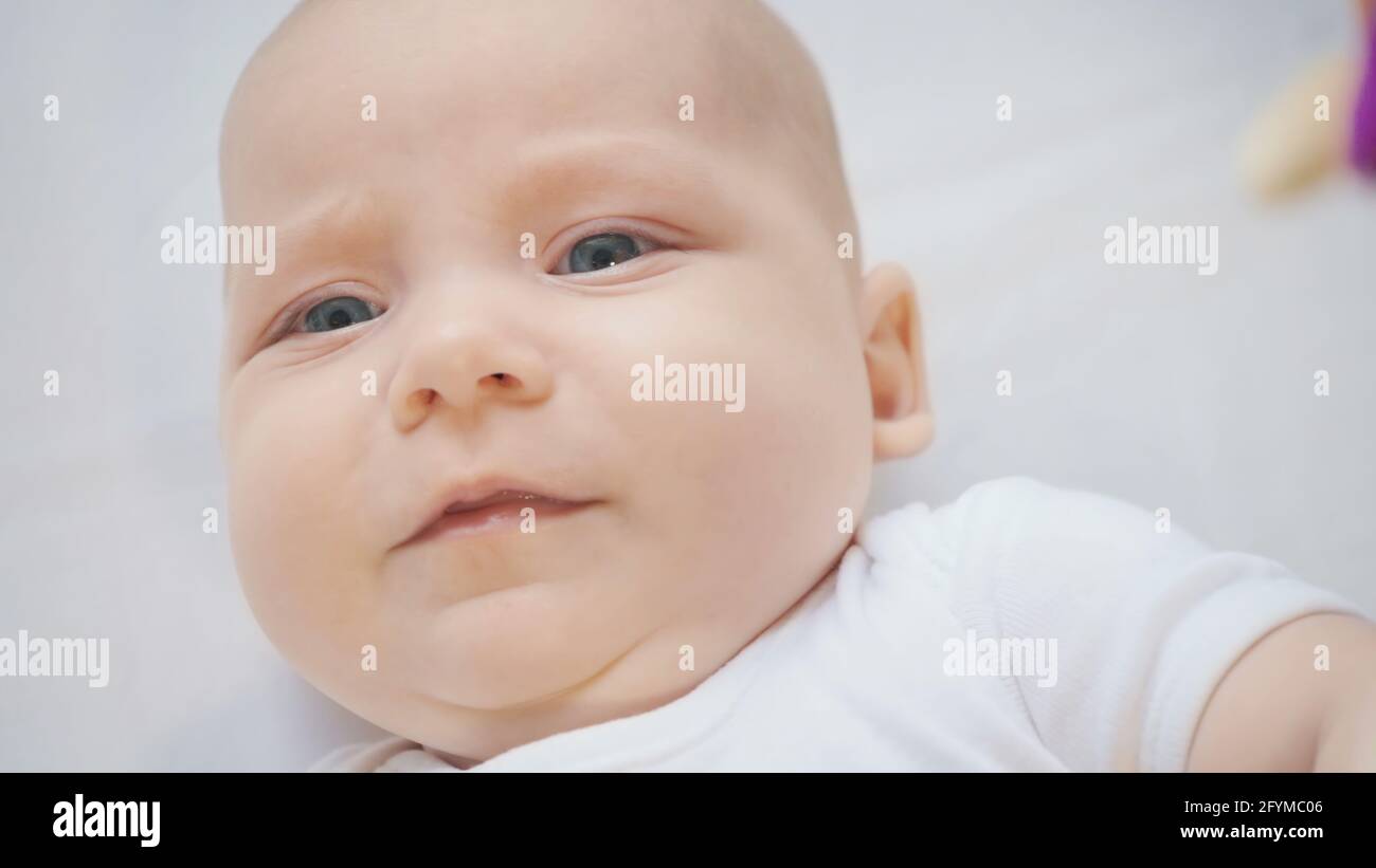 Photo de bébé malheureux couché quatre mois fille Banque D'Images